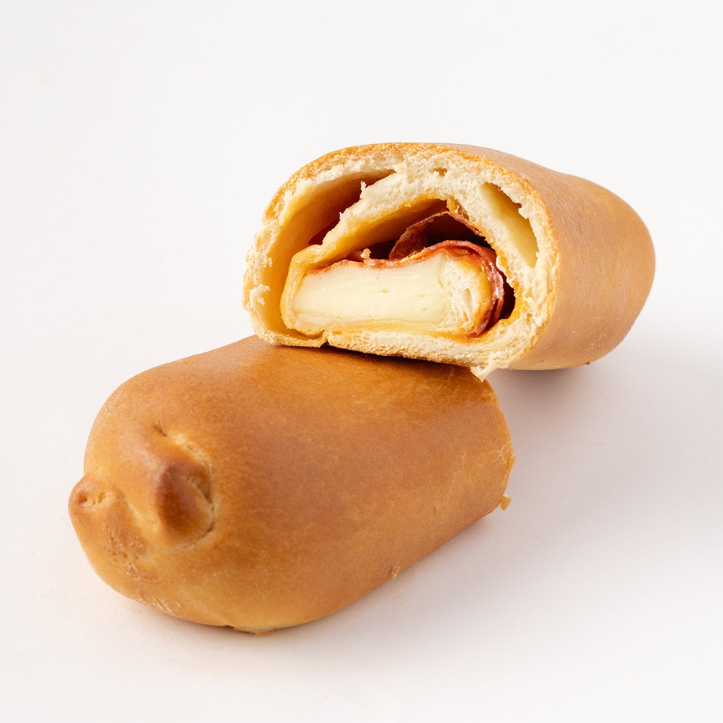 Mini lunch relleno de pepperoni y queso, con masa dorada al horno