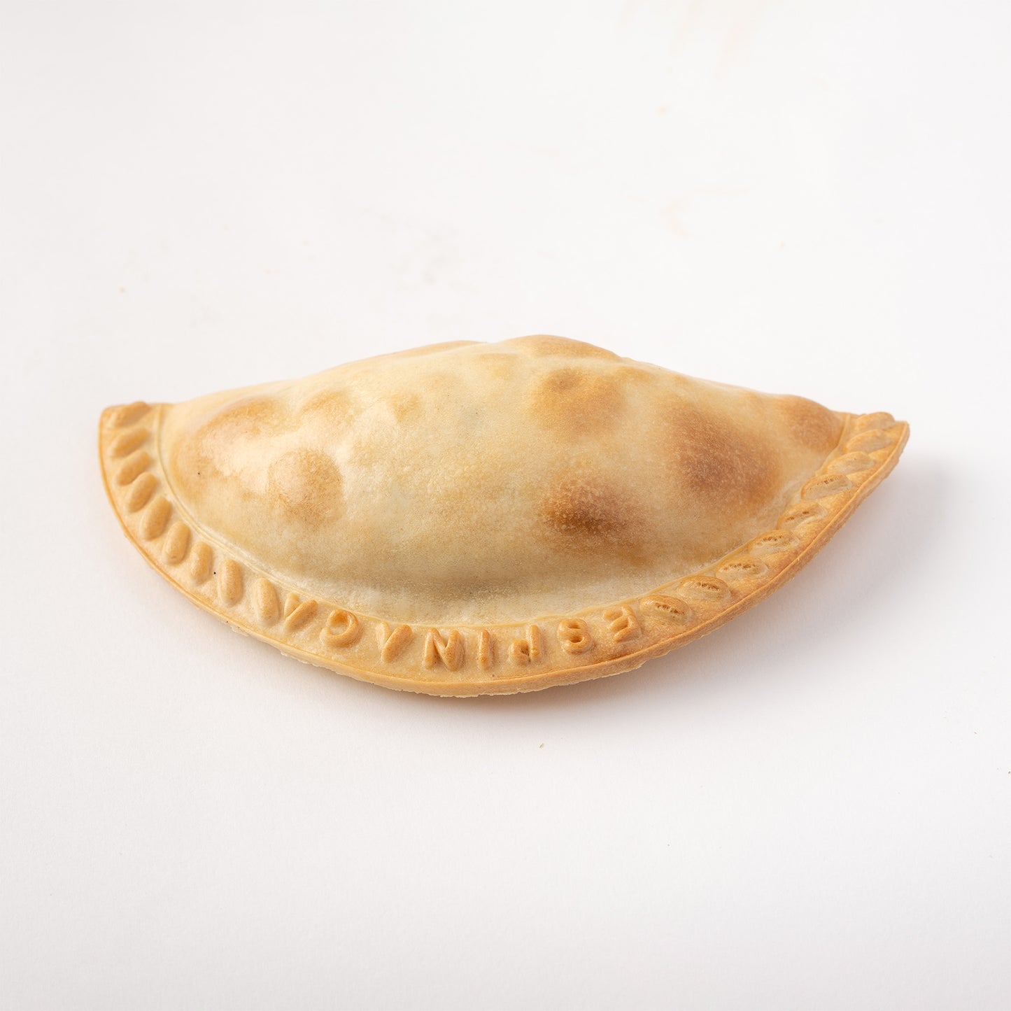 Empanada caprese rellena de tomate, mozzarella fresca y albahaca