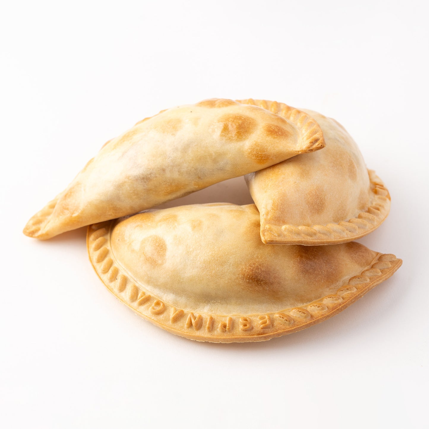 Empanadas caprese rellena de tomate, mozzarella fresca y albahaca