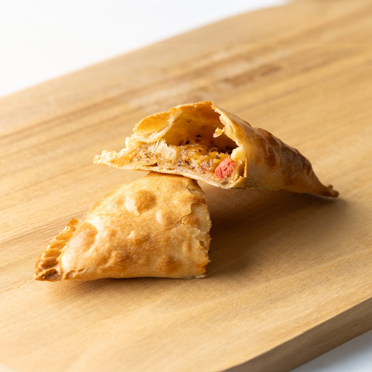 Empanadas argentinas Capresa rellenas de tomate y tres quesos — masa crujiente con ingredientes frescos y queso derretido, perfectas para fiestas y reuniones, disponibles en RockaPan con envío a todo EE. UU.