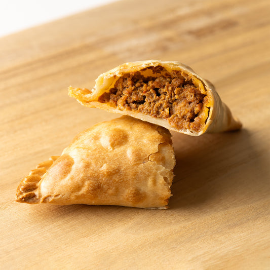 Caja de 12 empanadas argentinas de carne molida — masa crujiente rellena de carne molida sazonada al estilo tradicional, ideales para fiestas, reuniones y celebraciones, disponibles en RockaPan con envío a todo EE. UU.