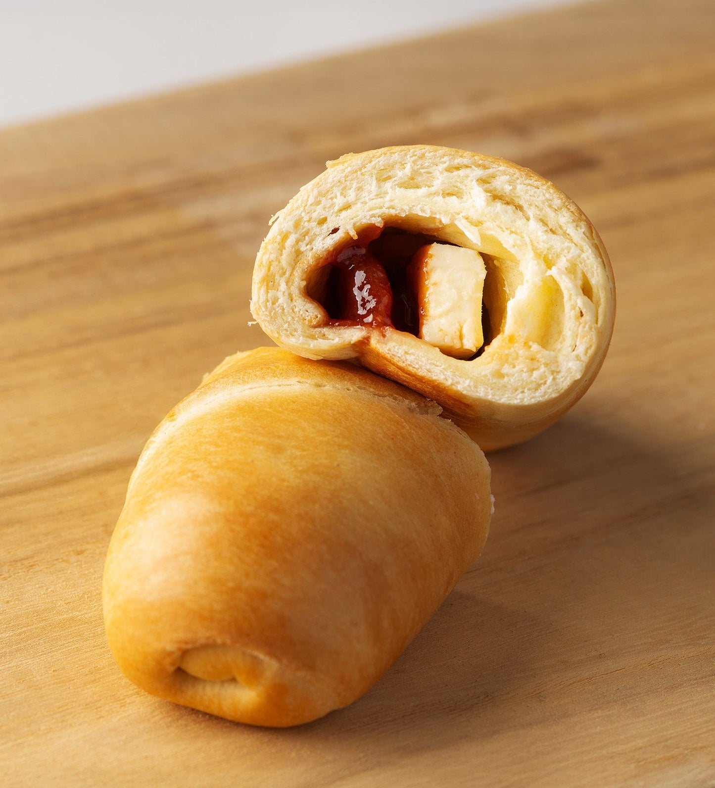 Cachito venezolano relleno de guayaba y queso crema — masa hojaldrada con un dulce y cremoso relleno, ideal para desayunos, meriendas o eventos, disponible en RockaPan con envío a todo EE. UU.
