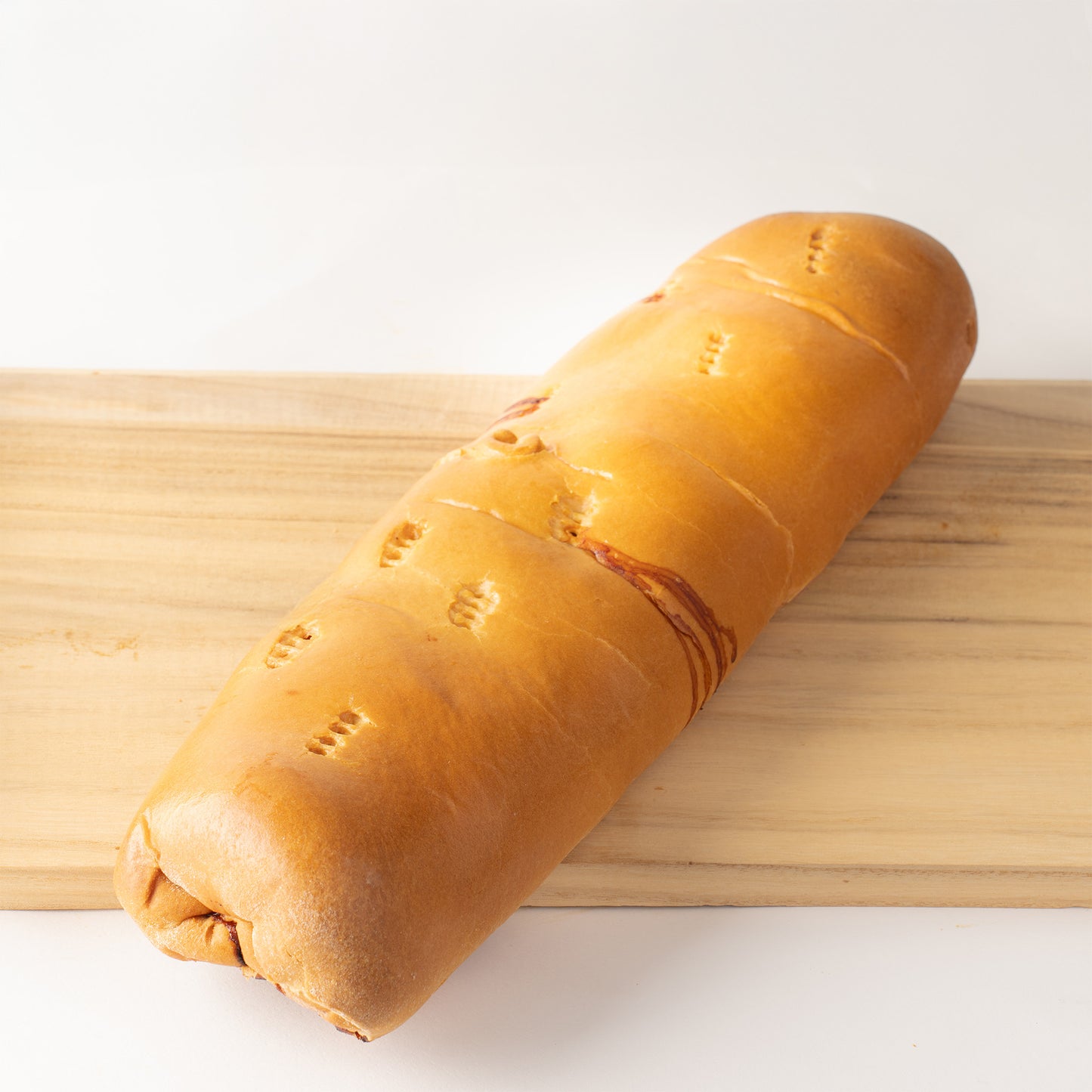 Pan de jamón venezolano tradicional — masa hojaldrada rellena de jamón, aceitunas y pasas, perfecto para celebraciones navideñas, disponible en RockaPan con envío a todo EE. UU.
