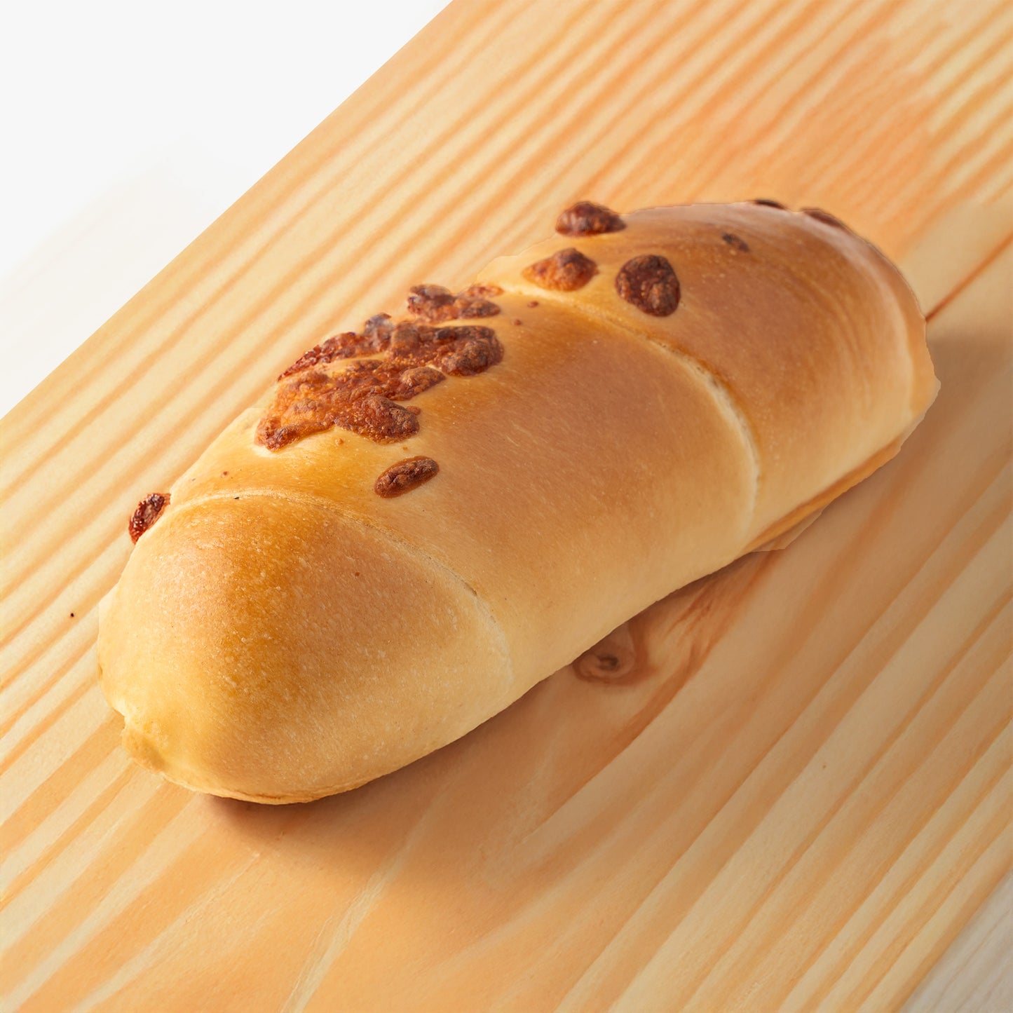 Clásico cachito venezolano relleno de jamón y queso, con masa suave, esponjosa y dorada. Ideal para el desayuno o una merienda tradicional.
Classic Venezuelan cachito filled with ham and cheese, featuring soft, fluffy golden dough. A perfect choice for breakfast or a traditional snack.