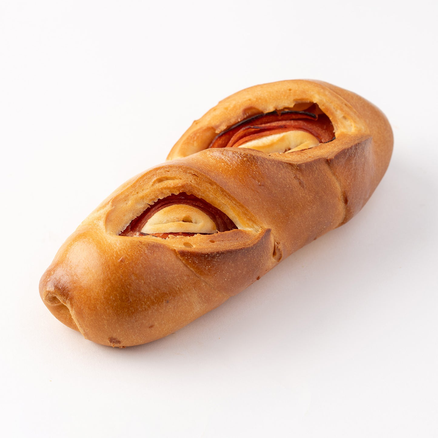 Delicioso cachito de mortadela hecho con masa hojaldrada artesanal y relleno generoso de mortadela fresca. Perfecto para desayunos, meriendas o snacks rápidos. Disfruta el auténtico sabor venezolano en cada bocado.