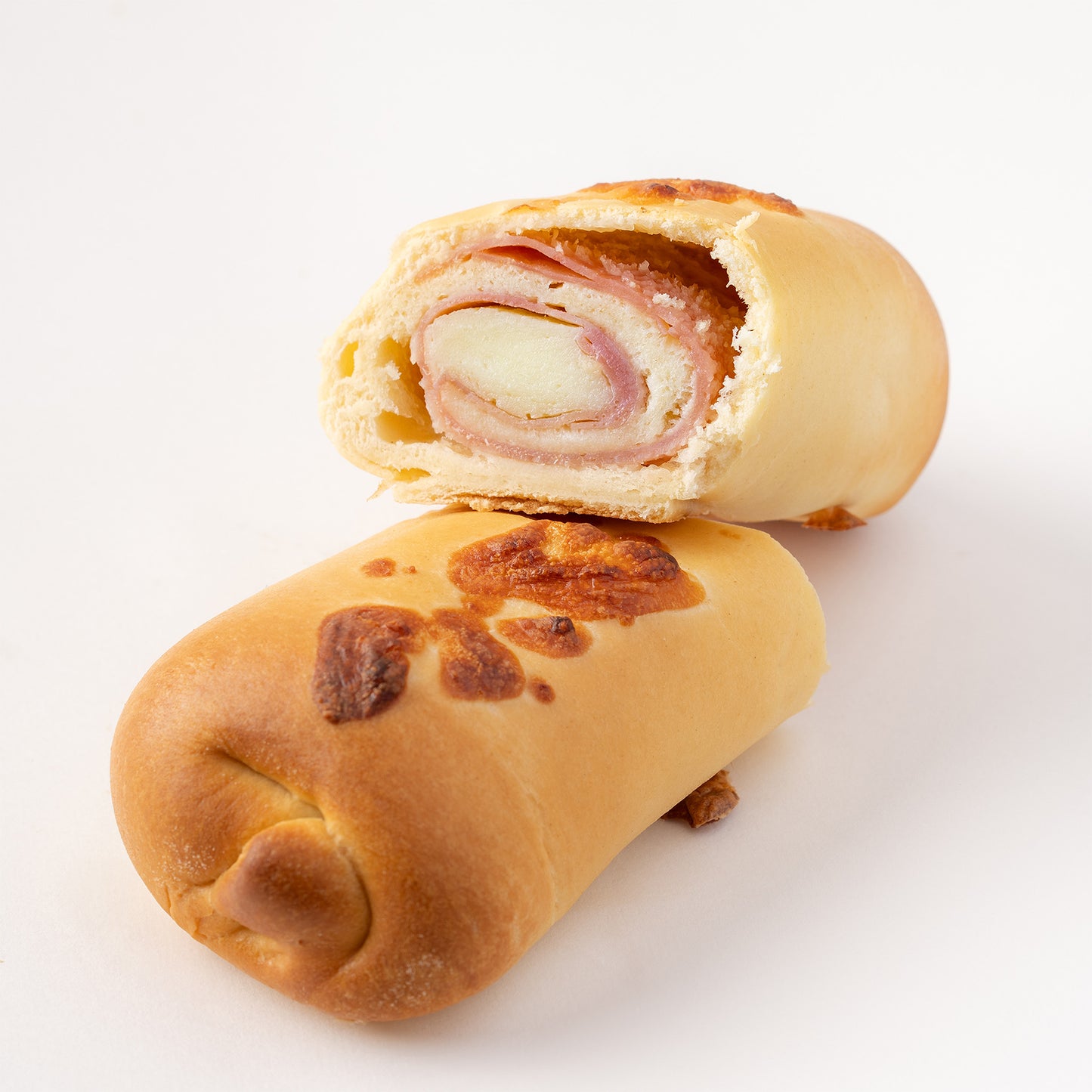 Delicioso mini lunch relleno de jamón y queso cremoso. Perfecto como pasapalo para fiestas, meriendas o reuniones. ¡Un clásico que siempre gusta!