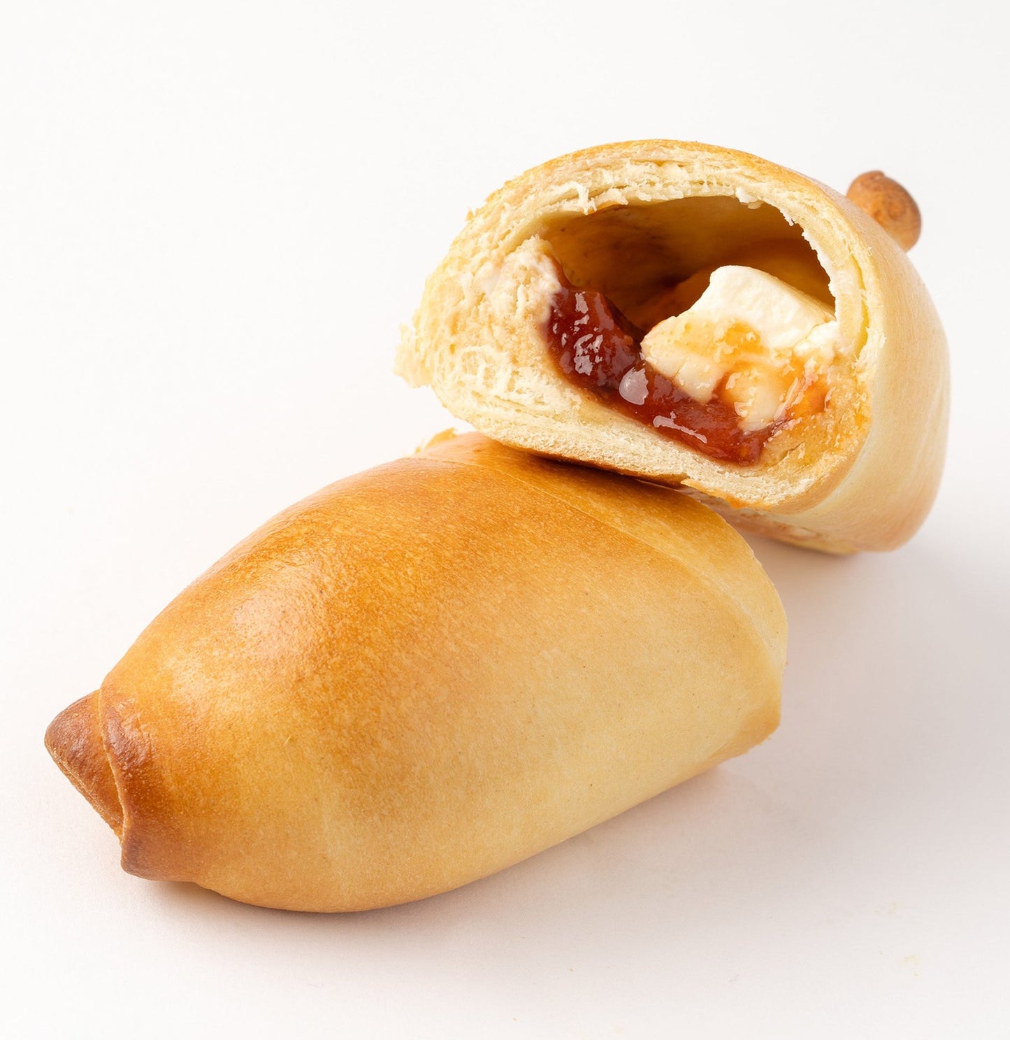 Cachito venezolano relleno de guayaba y queso crema, recién horneado y listo para disfrutar