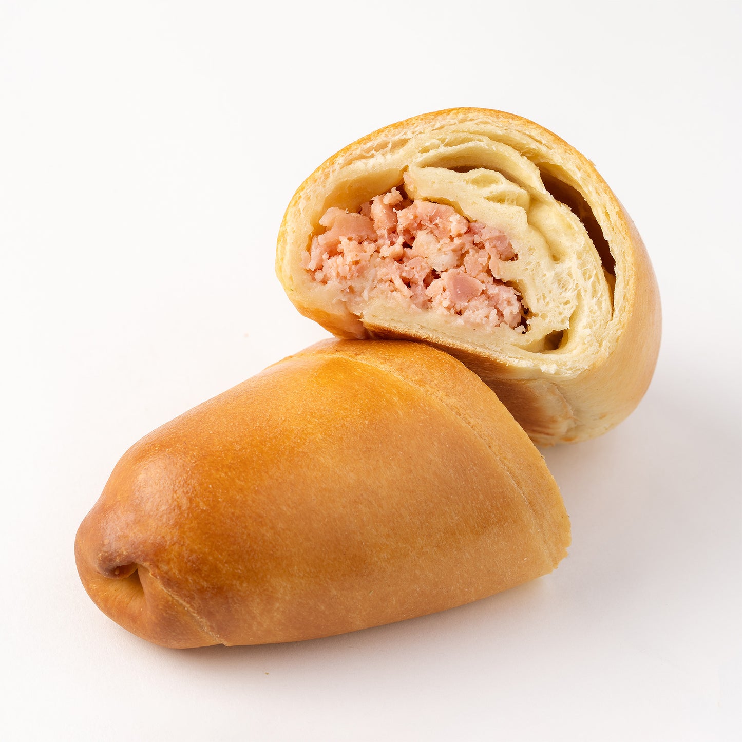 Cachito venezolano relleno de jamón y queso, con masa suave y dorada al horno