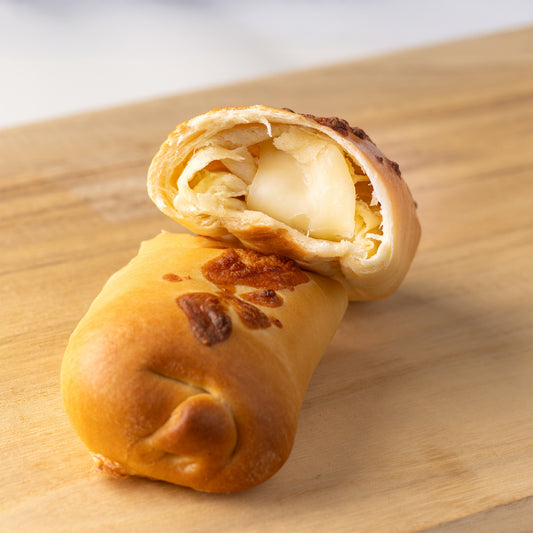 Cachito venezolano relleno de queso — masa hojaldrada con delicioso relleno cremoso de queso, perfecto para desayunos, meriendas o reuniones, disponible en RockaPan con envío a todo EE. UU.