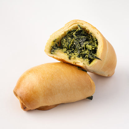 Cachito venezolano relleno de espinaca fresca, horneado a la perfección
