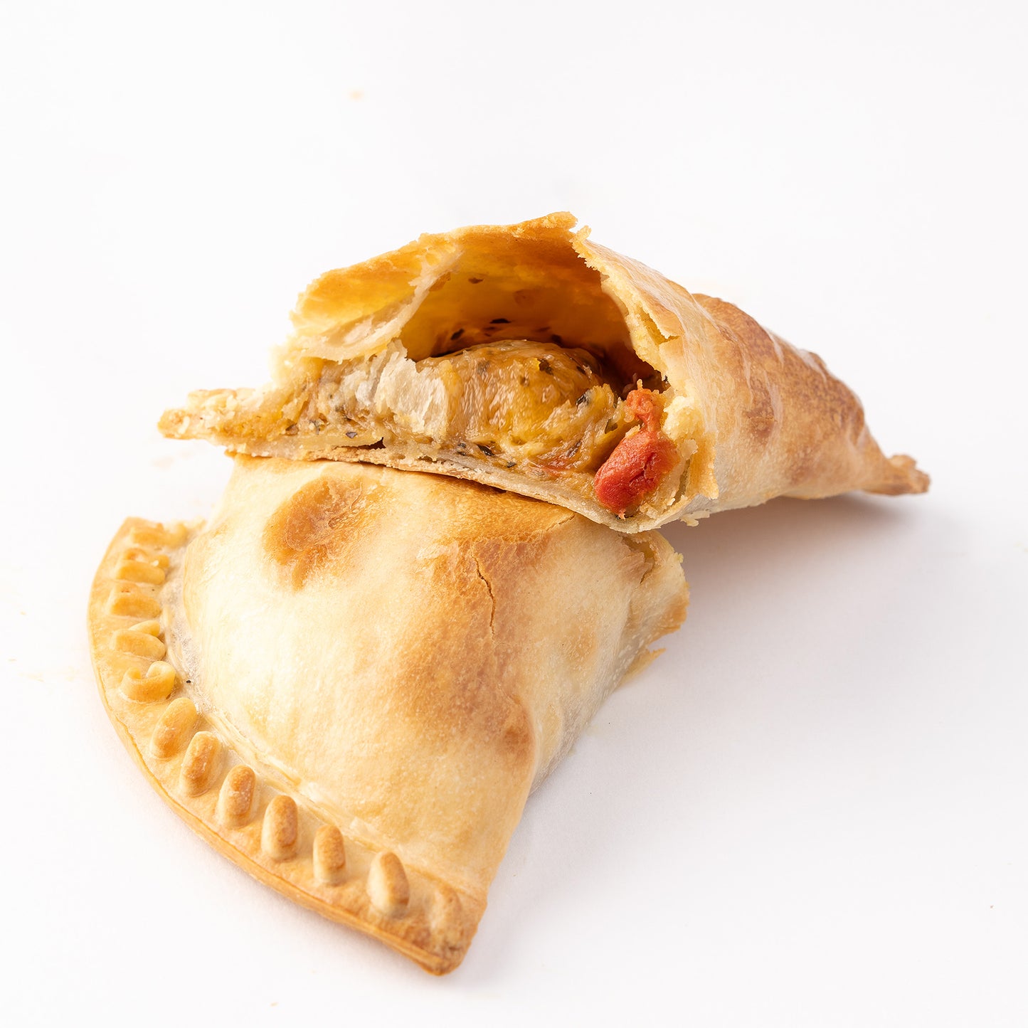 Empanada caprese rellena de tomate, mozzarella fresca y albahaca