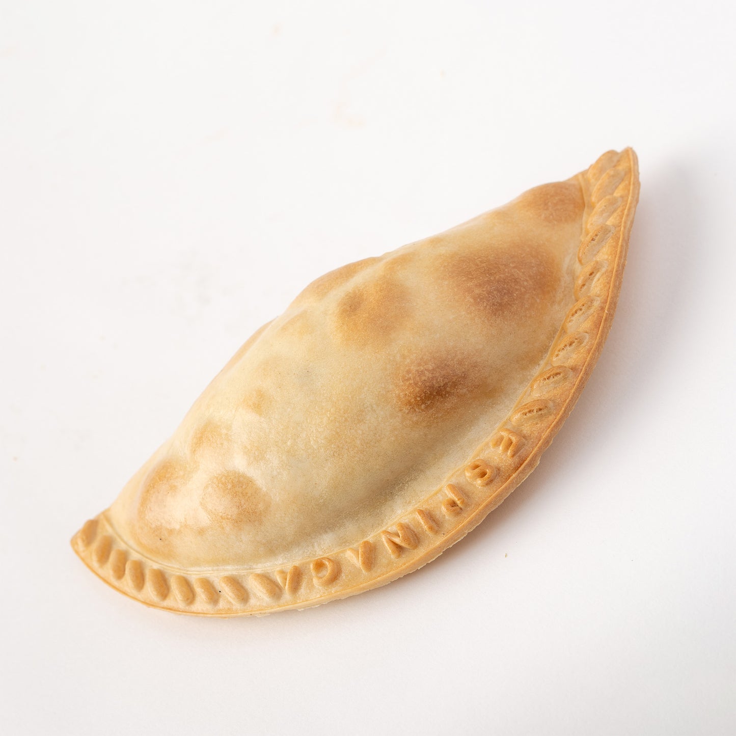 Empanada venezolana crujiente rellena de carne, queso o pollo
