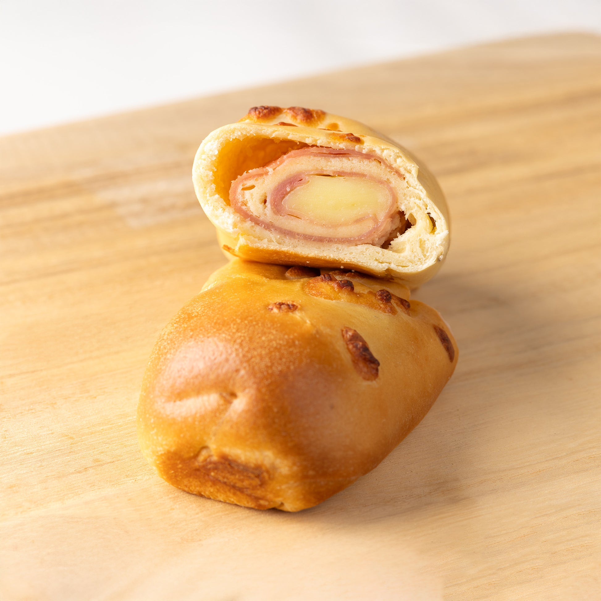 Mini lunch venezolano relleno de jamón y queso derretido, con masa dorada al horno


